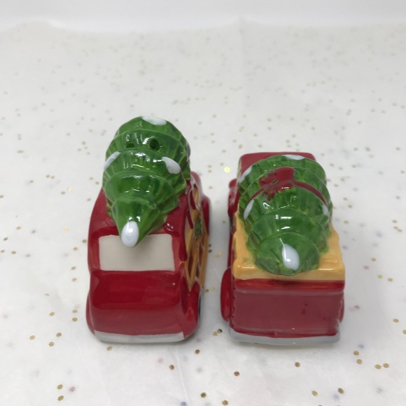 Vintage Farmhouse Style Christmas Salt&Pepper Shakers - Picture 3 of 8